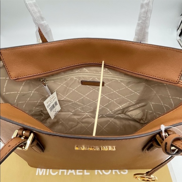 Michael Kors Large Gilly Tote & Trifold Wallet - Picture 4 of 13